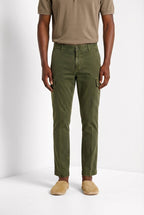 Dettaglio vita e tasche cargo pantalone cargo uomo Chile Mason's verde bosco in raso stretch SS26
