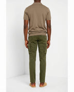 Pantalone cargo uomo Chile Mason's verde bosco in raso stretch slim fit, vista posteriore su modello SS26