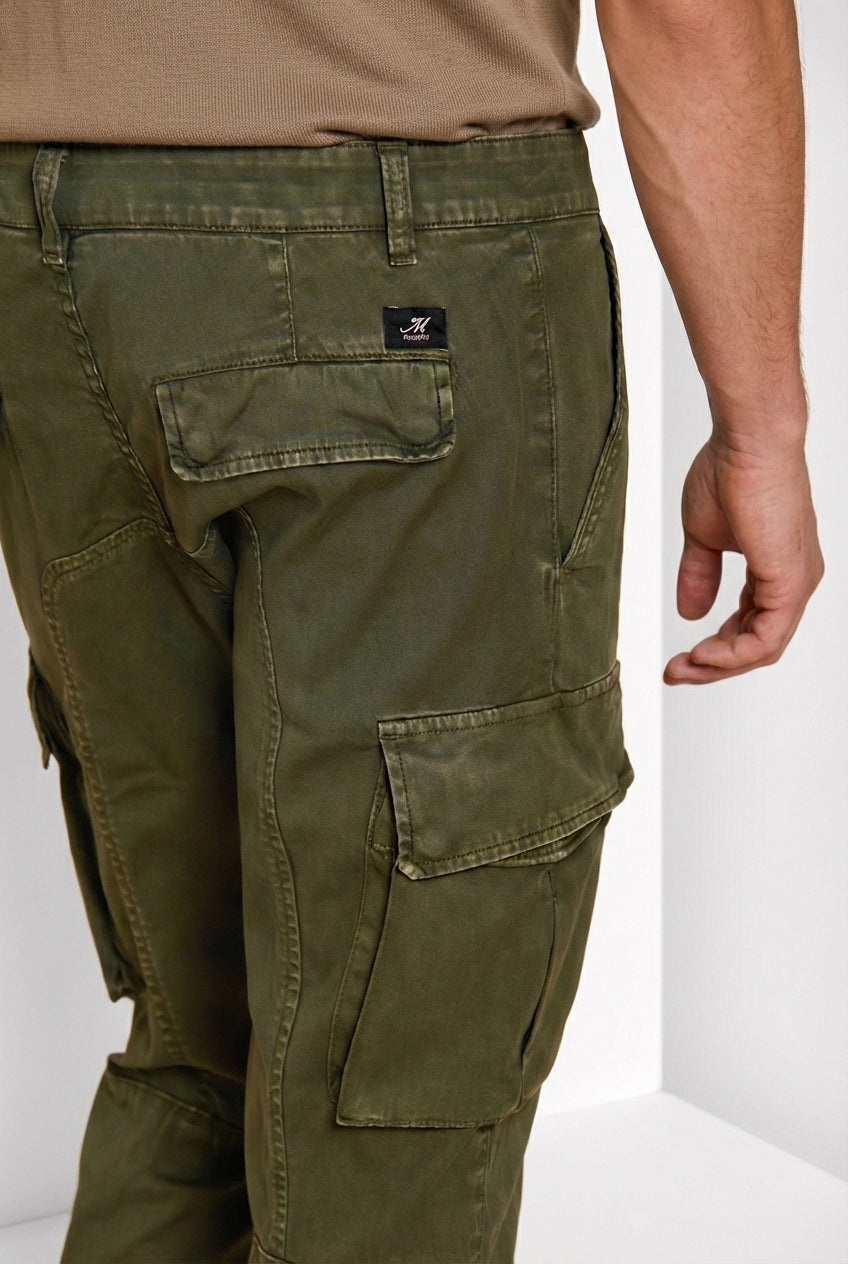 Dettaglio gamba pantalone cargo uomo Chile Mason's verde bosco in raso stretch SS26