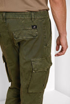 Dettaglio gamba pantalone cargo uomo Chile Mason's verde bosco in raso stretch SS26