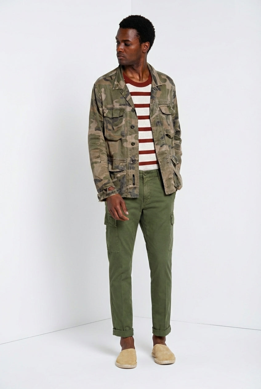 Dettaglio pantalone cargo uomo Chile Mason's verde bosco in raso stretch SS26