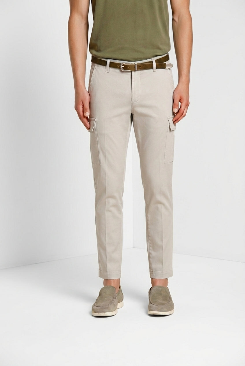 Pantalone cargo uomo Chile Mason's grigio medio in raso stretch slim fit, vista frontale su modello SS26