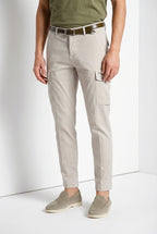 Pantalone cargo uomo Chile Mason's grigio medio in raso stretch slim fit, vista laterale su modello SS26