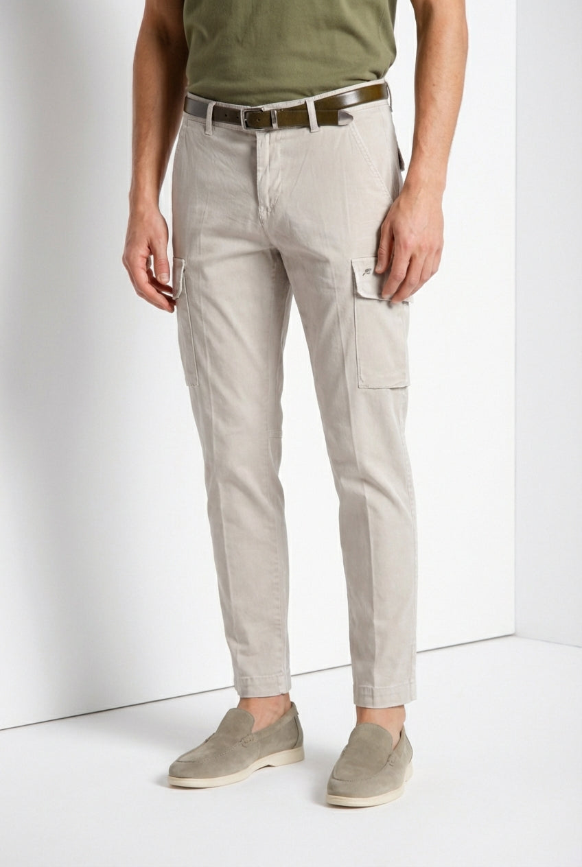 Pantalone cargo uomo Chile Mason's grigio medio in raso stretch slim fit, vista laterale su modello SS26