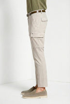 Pantalone cargo uomo Chile Mason's grigio medio in raso stretch slim fit, vista posteriore su modello SS26