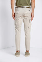 Dettaglio gamba pantalone cargo uomo Chile Mason's grigio medio in raso stretch SS26
