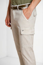 Dettaglio vita e tasche cargo pantalone cargo uomo Chile Mason's grigio medio in raso stretch SS26