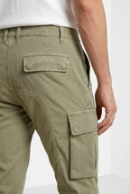 Dettaglio pantalone cargo uomo Chile Mason's beige in raso stretch SS26