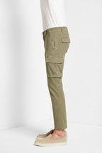 Pantalone cargo uomo Chile Mason's beige in raso stretch slim fit, vista posteriore su modello SS26