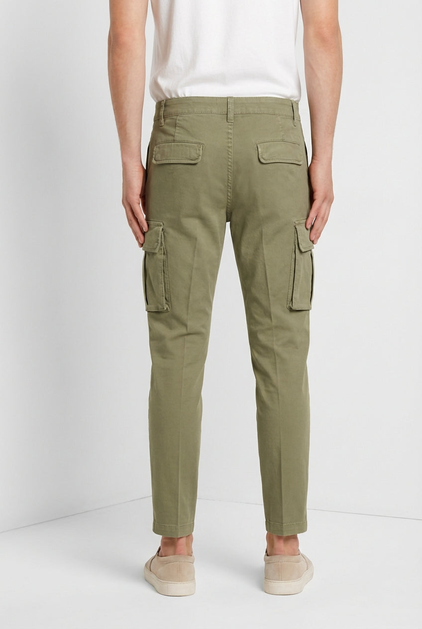Pantalone cargo uomo Chile Mason's beige in raso stretch slim fit, vista laterale su modello SS26