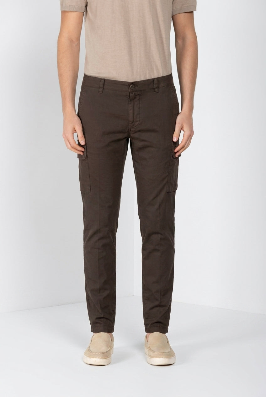 Dettaglio tasca cargo pantalone cargo uomo Chile Mason's marrone in raso stretch SS26
