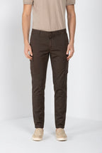 Dettaglio tasca cargo pantalone cargo uomo Chile Mason's marrone in raso stretch SS26