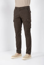 Dettaglio pantalone cargo uomo Chile Mason's marrone in raso stretch SS26