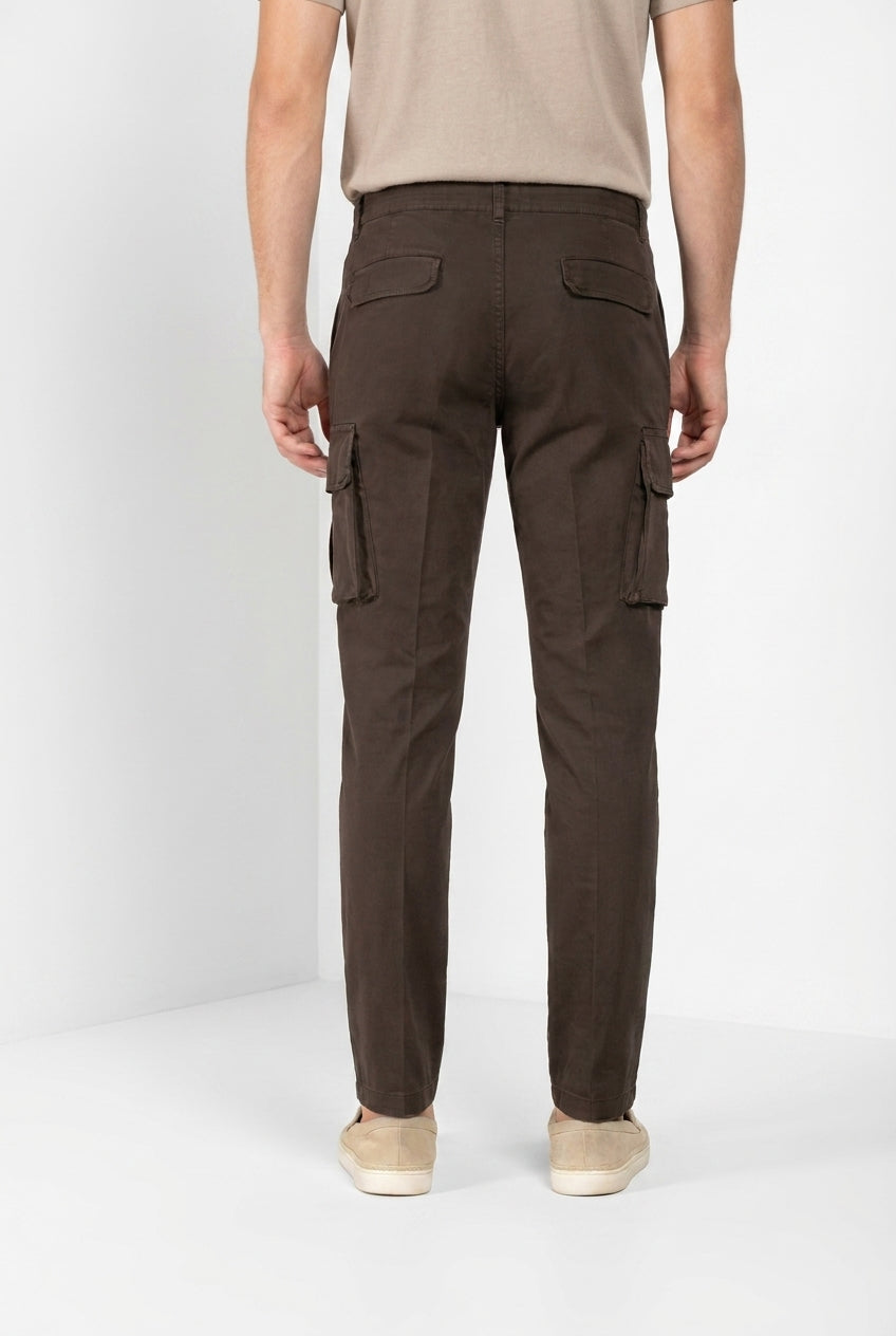 Pantalone cargo uomo Chile Mason's marrone in raso stretch slim fit, vista posteriore su modello SS26