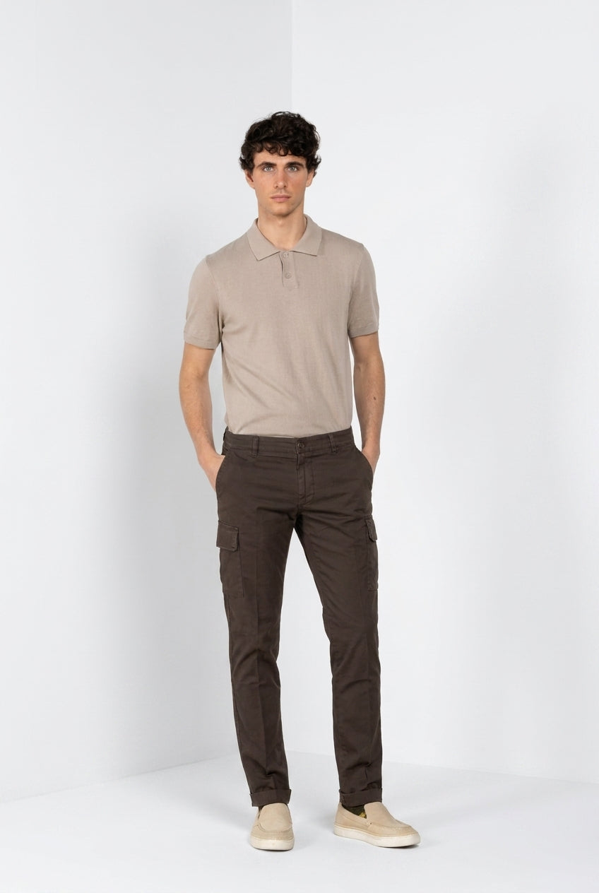 Pantalone cargo uomo Chile Mason's marrone in raso stretch slim fit, vista laterale su modello SS26