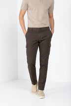 Pantalone cargo uomo Chile Mason's marrone in raso stretch slim fit, vista frontale su modello SS26