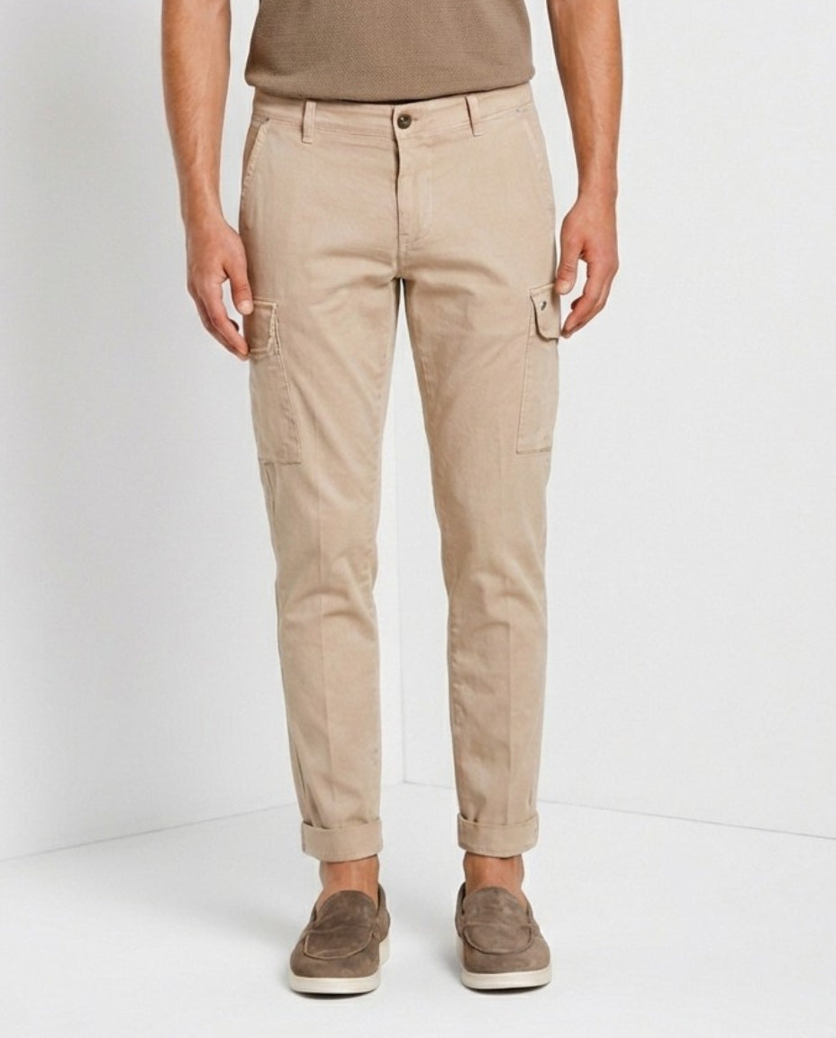 Pantalone cargo uomo Chile Mason's beige medio in raso stretch slim fit, vista frontale su modello SS26