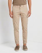 Pantalone cargo uomo Chile Mason's beige medio in raso stretch slim fit, vista frontale su modello SS26