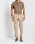 Dettaglio vita e tasche cargo pantalone cargo uomo Chile Mason's beige medio in raso stretch SS26