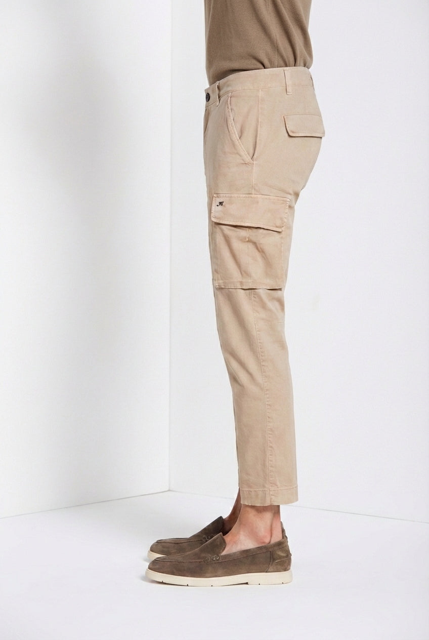 Dettaglio gamba pantalone cargo uomo Chile Mason's beige medio in raso stretch SS26