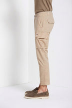 Dettaglio gamba pantalone cargo uomo Chile Mason's beige medio in raso stretch SS26