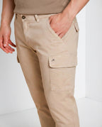 Pantalone cargo uomo Chile Mason's beige medio in raso stretch slim fit, vista laterale su modello SS26