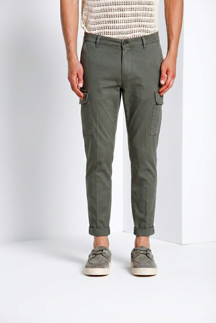 Pantalone cargo uomo Chile Mason's verde militare in raso stretch slim fit, vista frontale su modello SS26