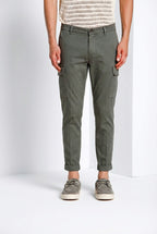 Pantalone cargo uomo Chile Mason's verde militare in raso stretch slim fit, vista frontale su modello SS26