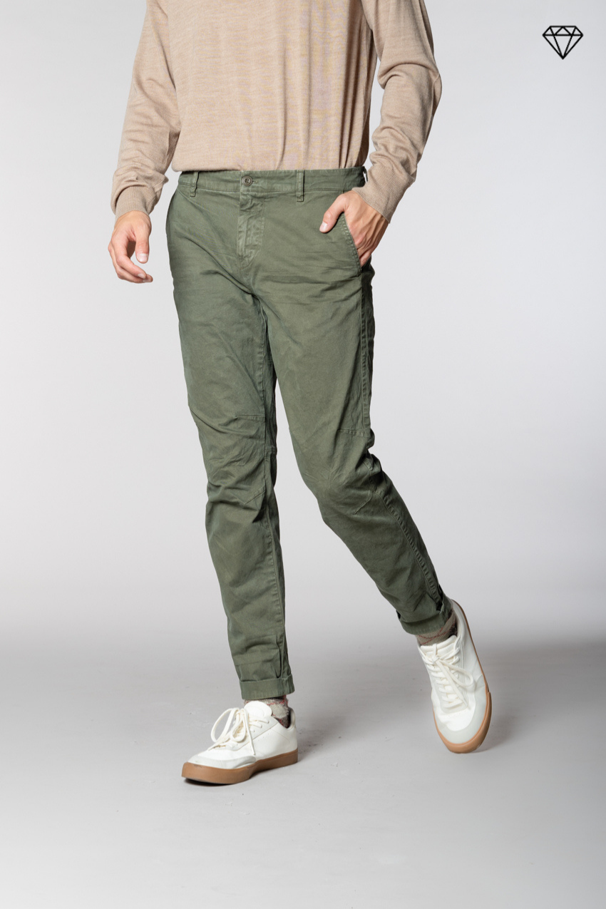 John Coolkhinos Herren-Chinohose aus Gabardine logo edition carrot fit ①