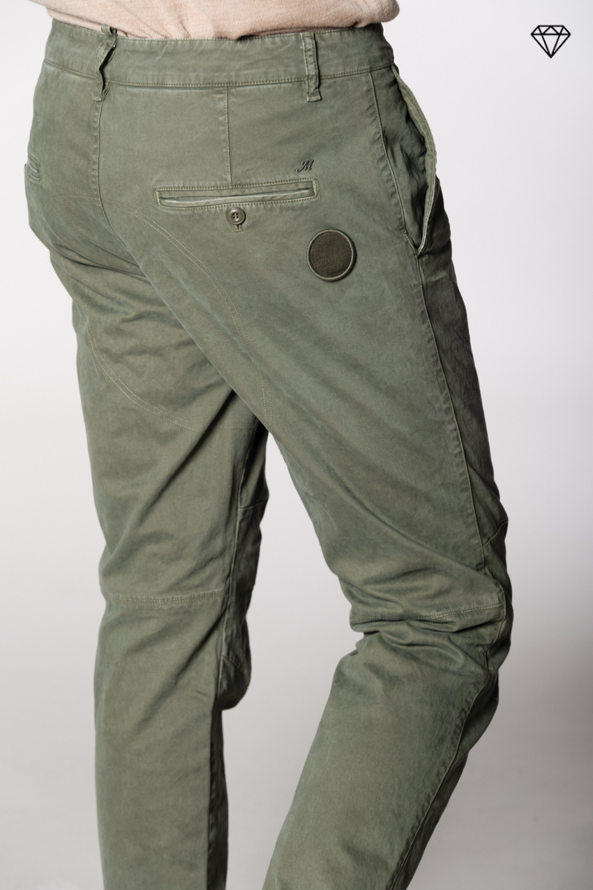 John Coolkhinos Herren-Chinohose aus Gabardine logo edition carrot fit ①