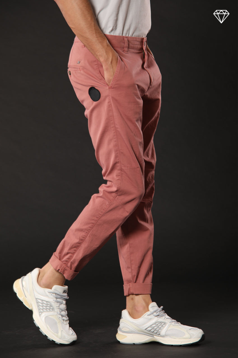 John Coolkhinos Herren-Chinohose aus Stretch-Satin logo edition Carrot Fit ①