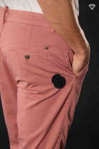 John Coolkhinos Herren-Chinohose aus Stretch-Satin logo edition Carrot Fit ①