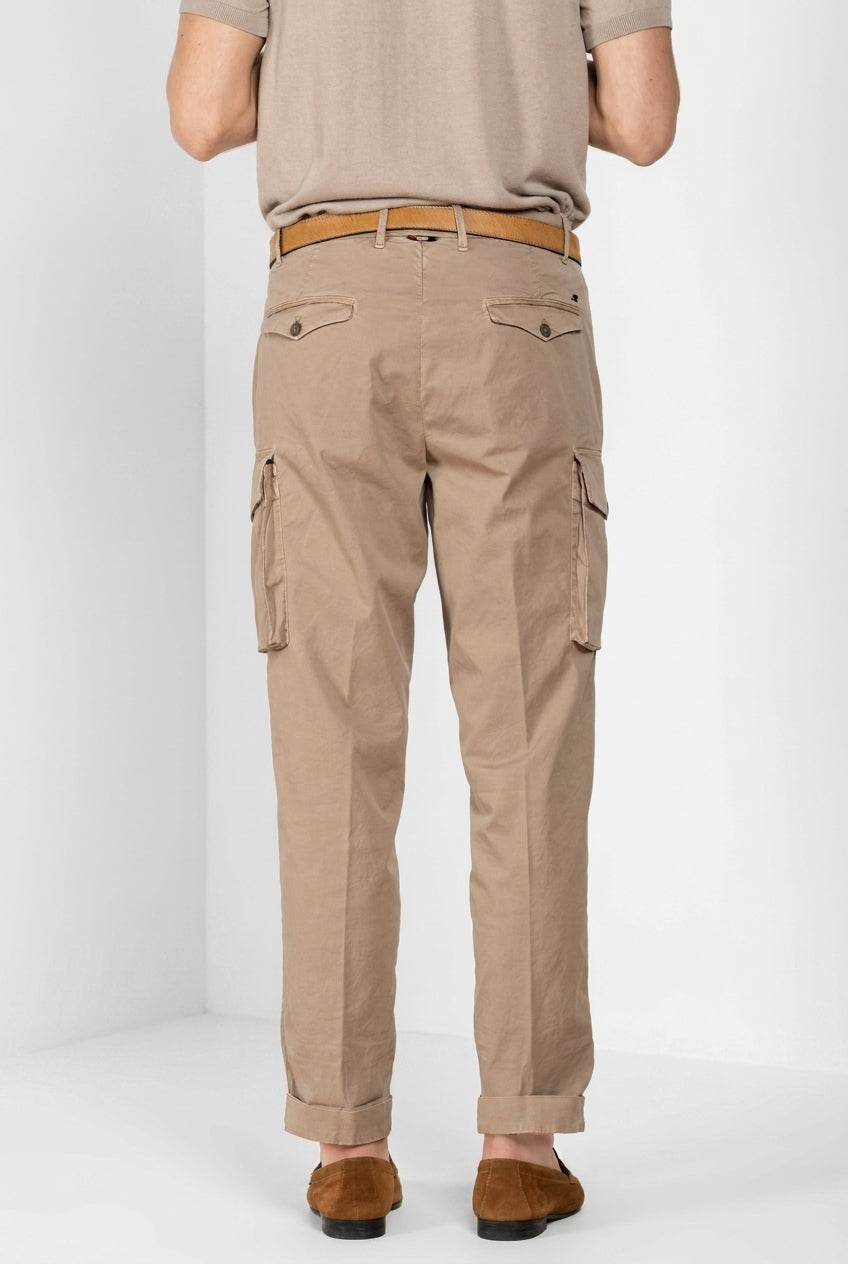 Pantalone cargo Mason's uomo kaki in twill relaxed fit, vista posteriore su modello SS26