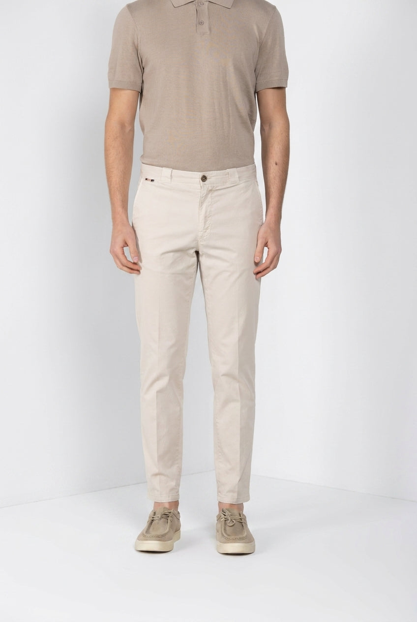 Madison M74 pantalón chino hombre en twill ligero stretch carrot fit