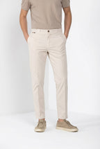 Madison M74 pantalón chino hombre en twill ligero stretch carrot fit