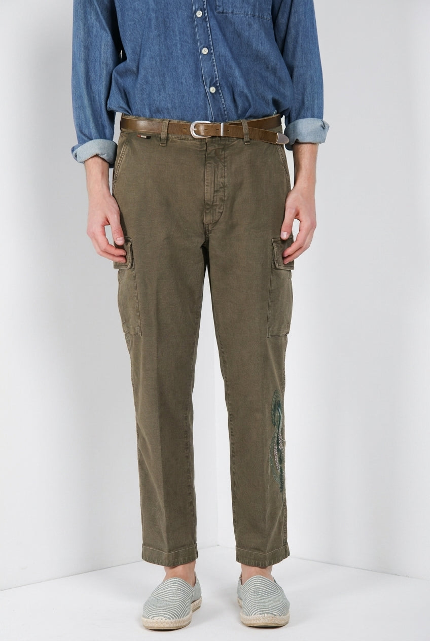 Pantalone cargo uomo Chile M74 Mason's verde in panama fiammata relaxed fit, vista frontale su modello SS26
