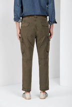 Pantalone cargo uomo Chile M74 Mason's verde in panama fiammata relaxed fit, vista laterale su modello SS26