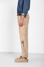 Pantalone cargo uomo Chile M74 Mason's kaki in panama fiammata relaxed fit, vista posteriore su modello SS26