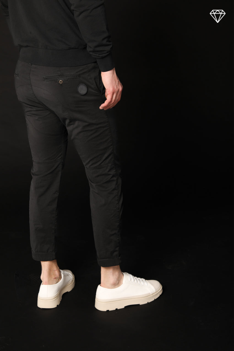 John Coolkhinos Herren-Chinohose aus Stretch-Satin logo edition Carrot Fit ①