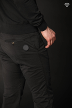 John Coolkhinos Herren-Chinohose aus Stretch-Satin logo edition Carrot Fit ①