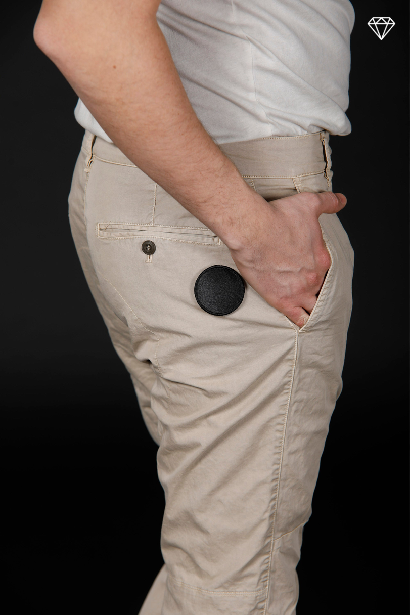 John Coolkhinos Herren-Chinohose aus Stretch-Satin logo edition Carrot Fit ①