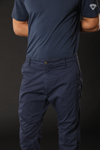 John Coolkhinos Herren-Chinohose aus Stretch-Satin logo edition Carrot Fit ①