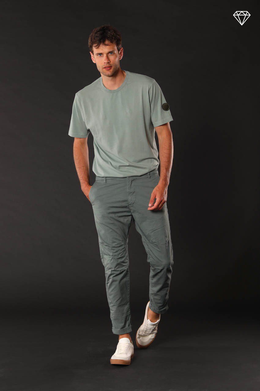 John Coolkhinos Herren-Chinohose aus Stretch-Satin logo edition Carrot Fit ①