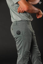 John Coolkhinos Herren-Chinohose aus Stretch-Satin logo edition Carrot Fit ①