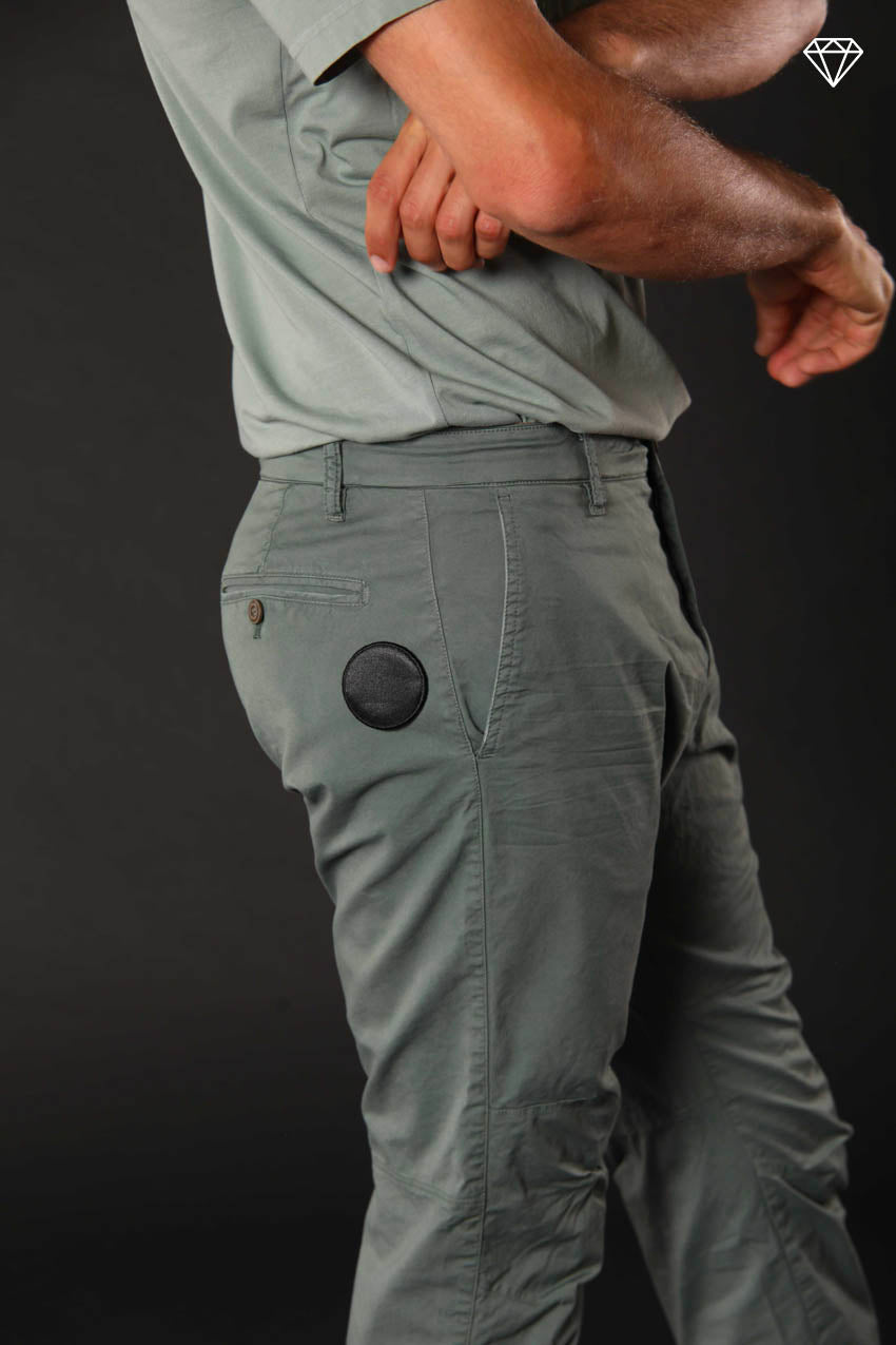 John Coolkhinos Herren-Chinohose aus Stretch-Satin logo edition Carrot Fit ①