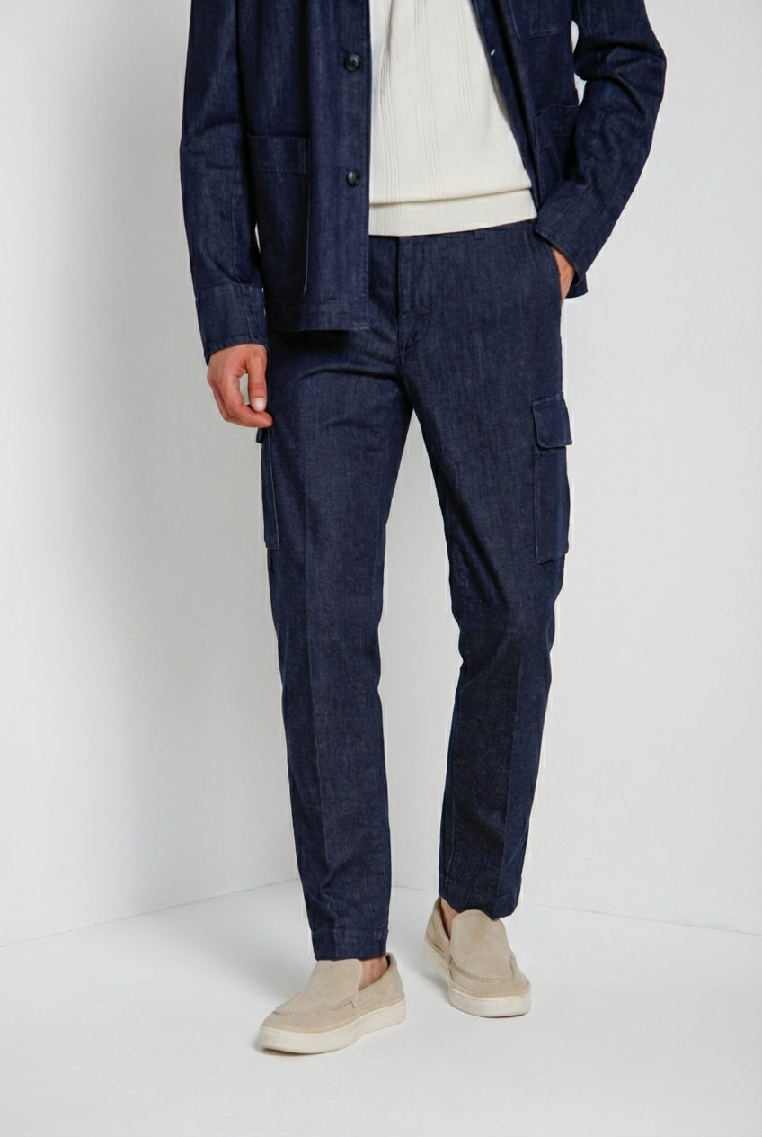 Pantalone cargo uomo Chile Mason's blu navy in denim regular fit, vista frontale su modello SS26