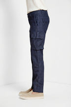 Pantalone cargo uomo Chile Mason's blu navy in denim regular fit, vista laterale su modello SS26