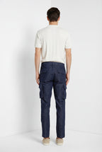 Pantalone cargo uomo Chile Mason's blu navy in denim regular fit, vista posteriore su modello SS26