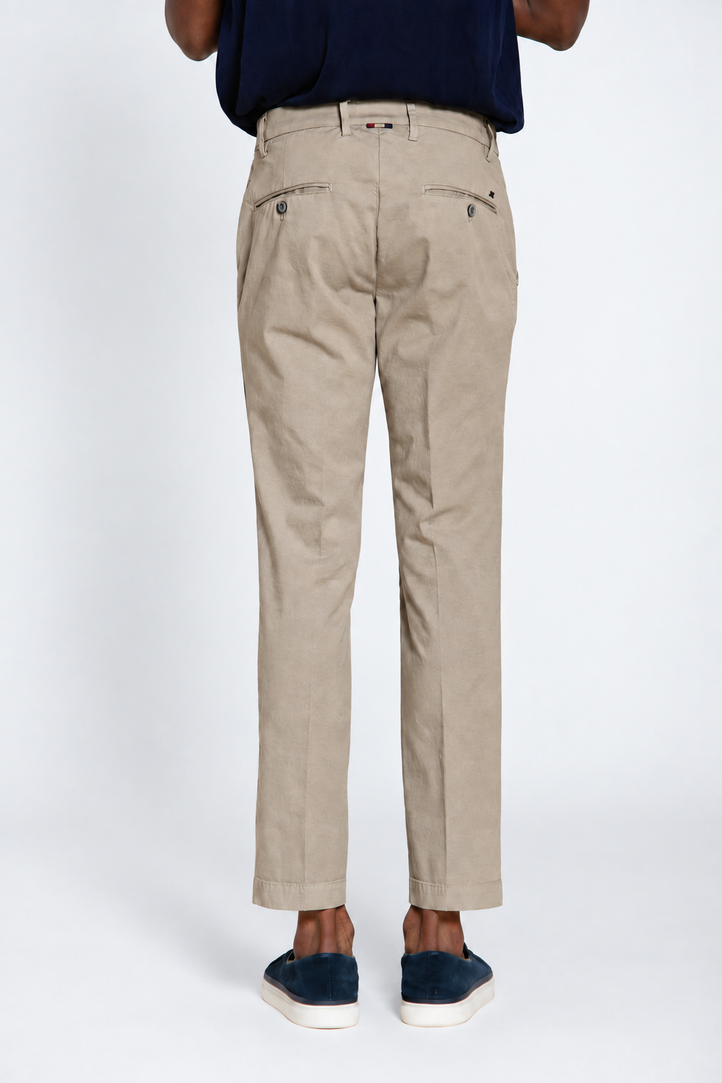Milano pantalón chino hombre en gabardina stretch extra slim fit ①