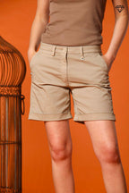 Immagine 1 di bermuda chino donna in gabardina con borchie modello Jaqueline Curvie curvy fit